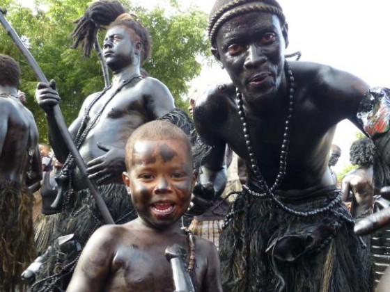 Vater und Sohn beim Karneval in Kap Verde