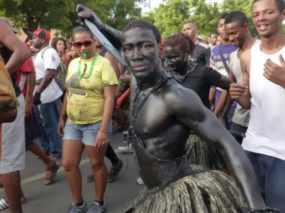 Traditionelles Kämpferkostüm beim Karneval in Kap Verde