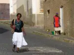 Frauen auf der Straße. Mindelo, Kap Verde.