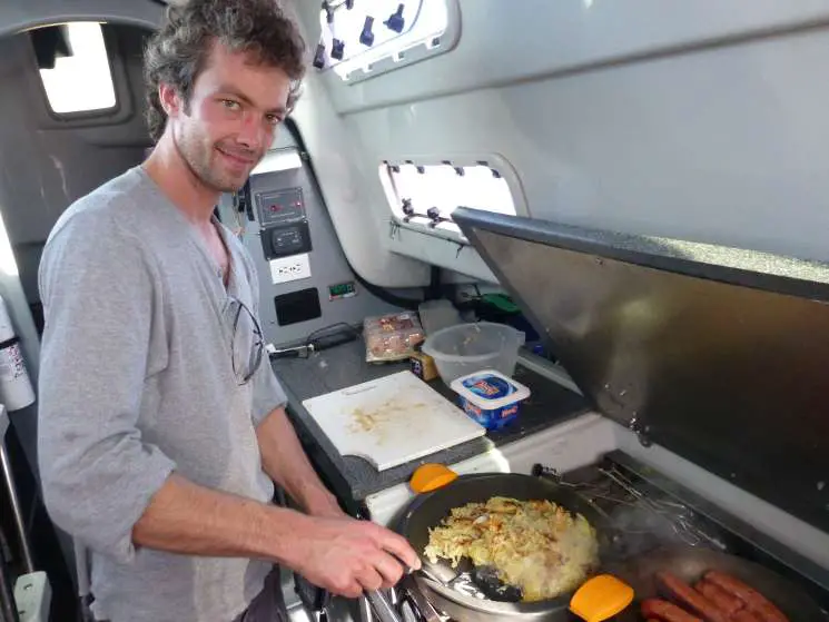 Kochen ist eine klassische Aufgabe für Mitsegler