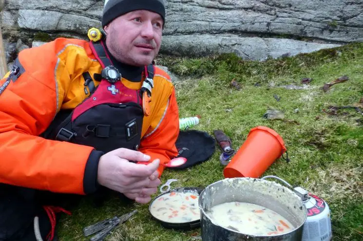 Wildnismahlzeit vom Gaskocher