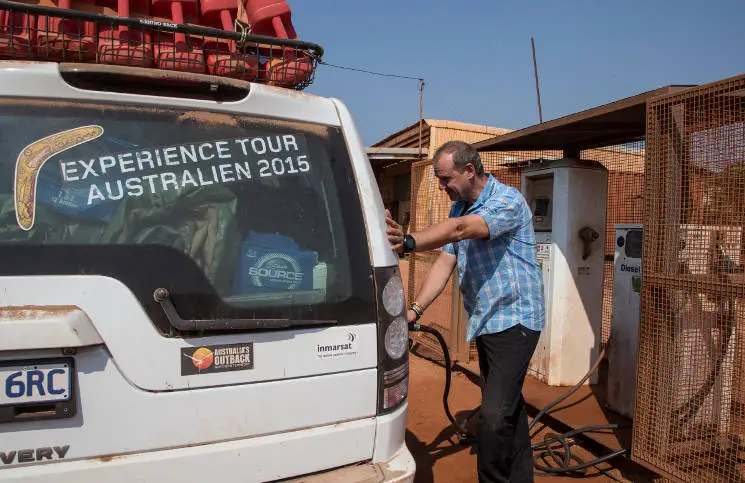 Dag Rogge beim Tanken in Australien