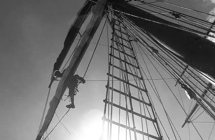 Arbeiten auf Segelboot - Tobias klettert in den Mast