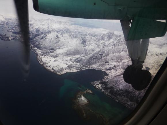 Blick auf die verschneiten Lofoten im Winter