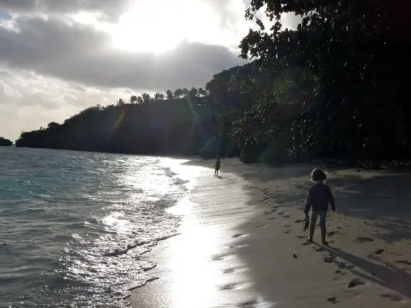 Bruno und Viola an einem Strand in Tonga