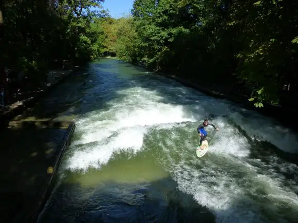 Surfer auf dem Eisbach in München