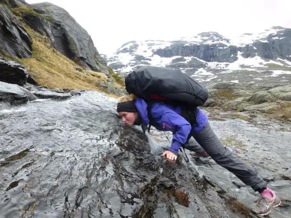 Trinkwasser aus dem Wasserfall in Norwegen