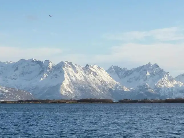 Weiß: Schneebedeckte Berge auf den Vesteralen