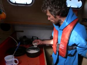 Bruder Leichtfuss beim Brot backen