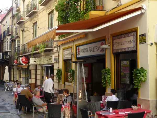 Gemütliches Straßencafe in Malaga