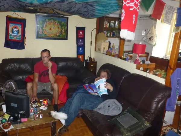 Couchsurfing-Host Jules mit Surfmagazin und Kumpel Tom auf - der Couch