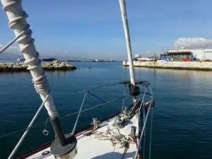 Die Mystique verlässt den Hafen von Gibraltar