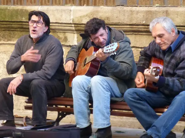 Straßenmusiker spielen Flamenco in den Straßen Malagas