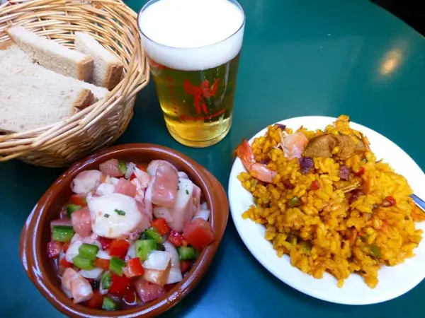 Lecker Tapas essen in Malaga, Andalusien